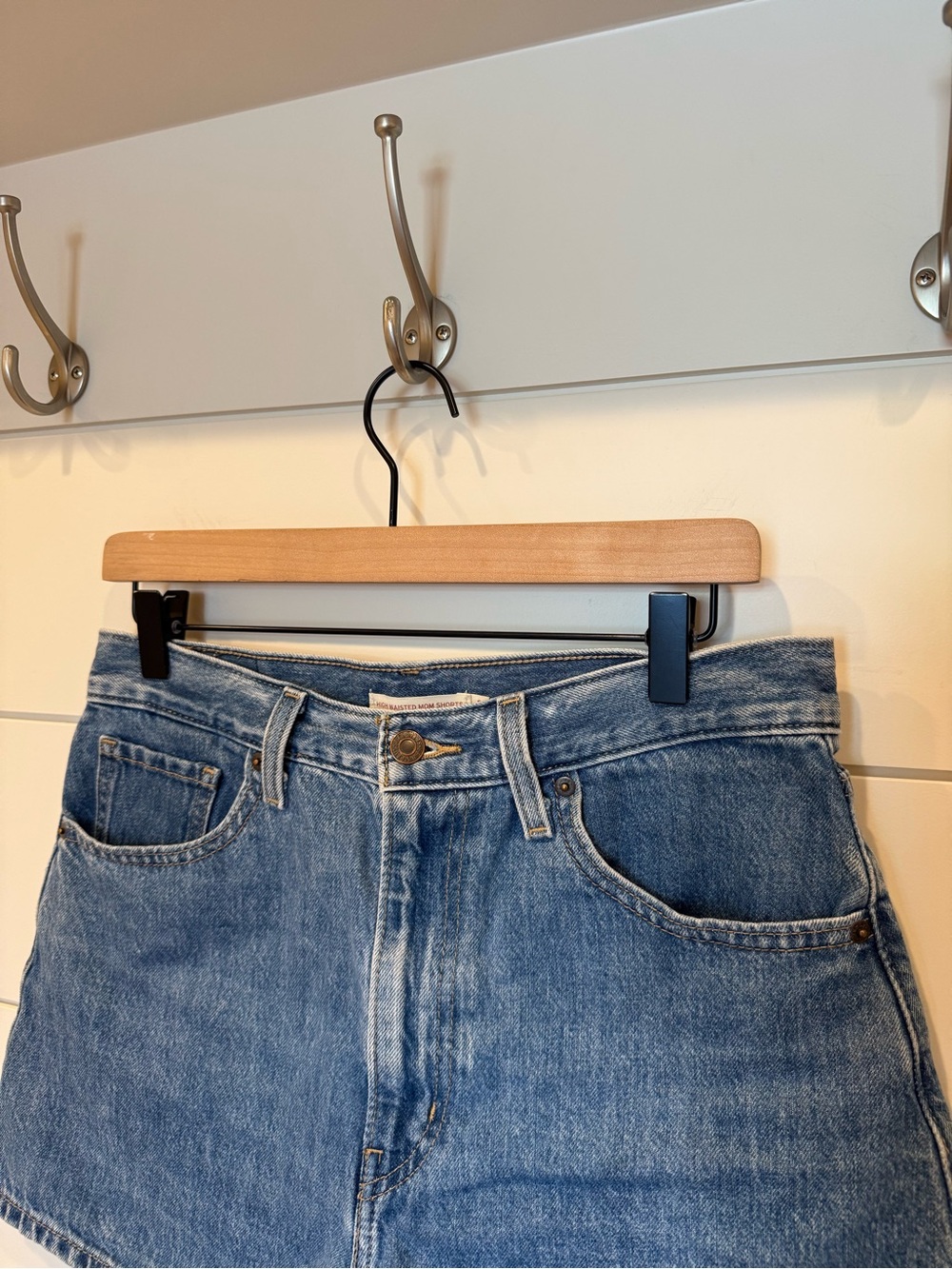 LEVIS HIGH WAISTED MOM SHORTS 29 - Picture 4 of 9